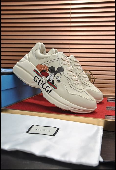 tenis de mickey mouse gucci